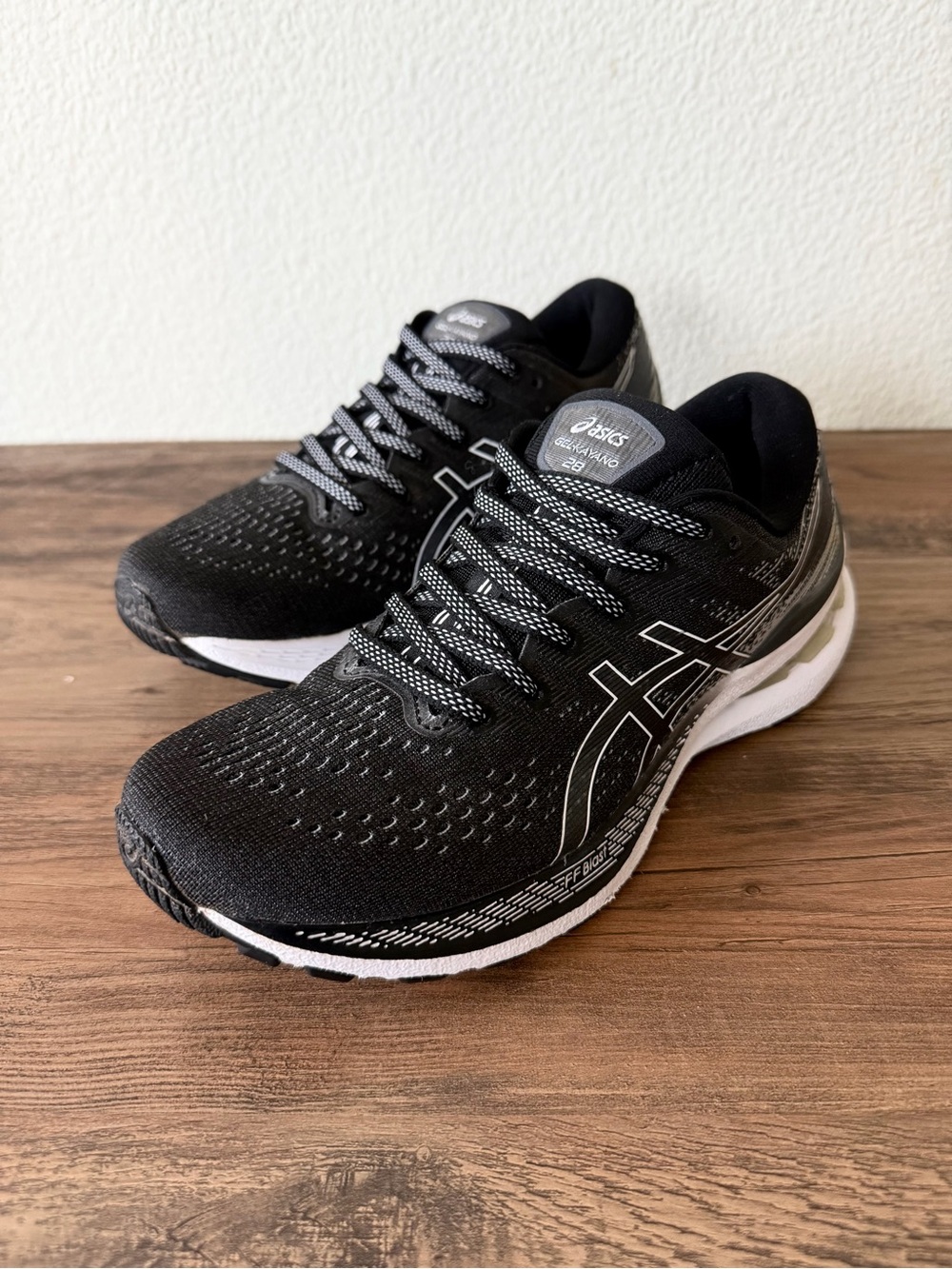 ASICS Womens GEL-Kayano 28 Running Shoes Black/White (Size: 6) LIKE NEW/WORN 1X!
